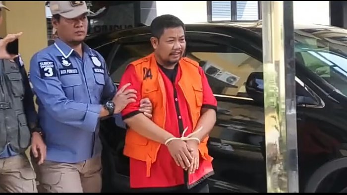 Mantan Bupati Katingan, Achmad Yantenglie, saat diamankan penyidik untuk masuk sel