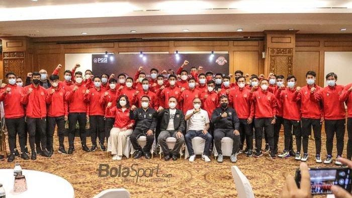 Ketua Umum PSSI, Mochamad Iriawan, beserta jajaran sedang bersua foto dalam acara pelepasan Timnas Indonesia U-18 ke Turki di Hotel Sultan, Senayan, Jakarta, Senin (15/11/2021), Pesepakbola Kalteng Ricardo Yohosua gagal terpilih masuk skuad Shin Tae-yong.