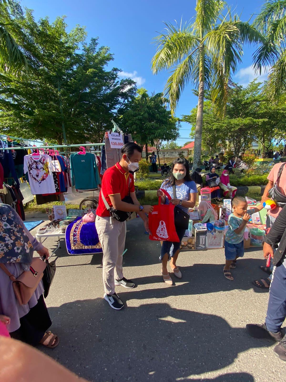 Memperingati Hari Lingkungan Hidup 5 Juni 2022, Alfamart bersama Dinas Lingkungan Hidup Kota Palangkaraya barter kantong plastik dengan kantong belanja ramah lingkungan di CFD Yos Sudarso Kota Palangkaraya, Kalteng, Minggu (5/6/2022).
