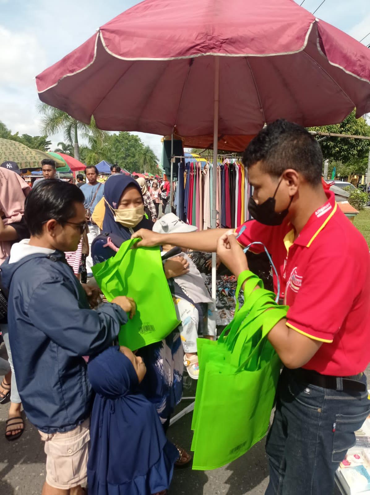 Alfamart melakukan kampanye pengurangan kantong plastik yang dilakukan saat CFD (car free day) di Kota Palangkaraya, Kalimantan Tengah.