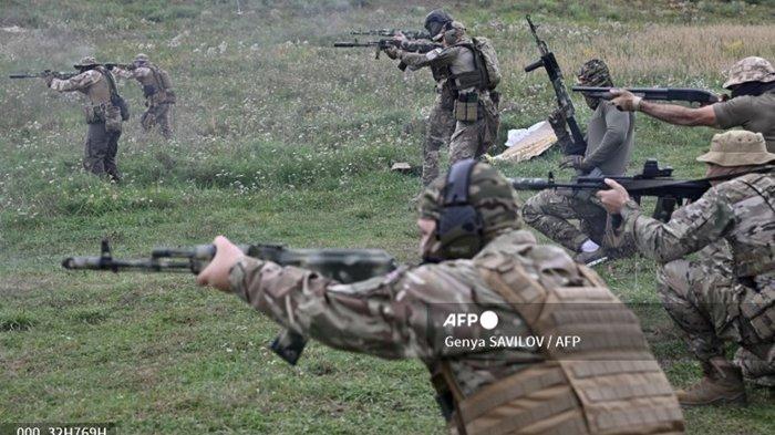 Anggota baru batalion sukarelawan Dzhokhar Dudayev Chechnya ambil bagian dalam sesi pelatihan di wilayah Kyiv pada 27 Agustus 2022, di tengah invasi Rusia ke Ukraina. Terbaru, Amerika Serikat sebut Rusia dalam masalah besar di Ukraina. (Genya SAVILOV / AFP)