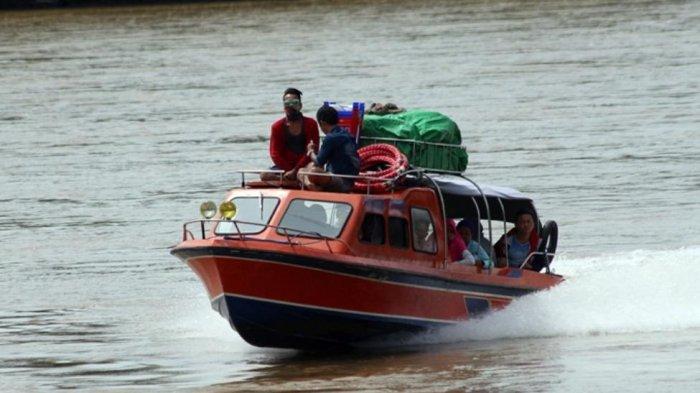 Angkutan penumpang speedboat membawa muatan penumpang dari pelabuhan Tering Kutai Barat menuju Ujoh Bilang Kebupaten Mahakam Ulu (Mahulu) kini tarifnya sudah mencapai Rp 400 ribu perorang.TRIBUNKALTIM.CO/ZAINUL