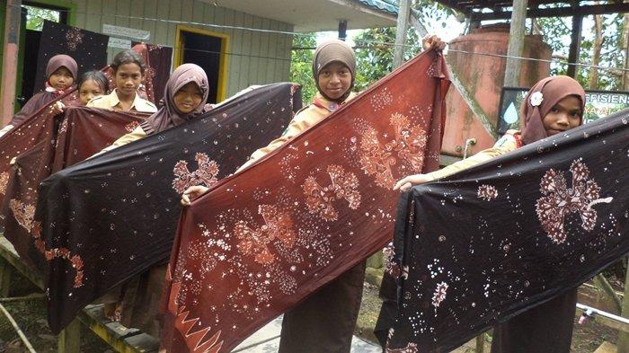 Juwita mengajarkan siswa SD untuk membatik sebagai salah satu upaya melestarikan Batik Wakaroros. (Tribun Kaltim/Syifaul)