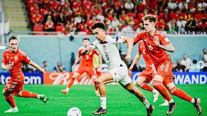Bek sayap Amerika Serikat, Antonee Robinson tampil di Piala Dunia 2022.