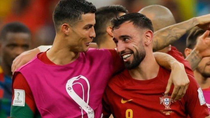 Cristiano Ronaldo (kiri) berbincang dengan Bruno Fernandes (kanan) seusai laga Grup H Piala Dunia 2022 Qatar yang mempertemukan Portugal vs Uruguay di Lusail Stadium, Selasa (29/11/2022) dini hari WIB. Dua gol Bruno Fernandes mengantar Portugal mengalahkan Uruguay 2-0 dan lolos ke 16 besar Piala Dunia 2022.