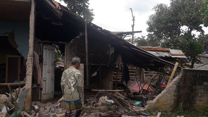 Dini Hamdani (52), warga RT3 RW 2 Desa Gasol, Kecamatan Cugenang, Cianjur saat hendak menunjukan rumahnya yang hancur, Selasa (22/11/2022).