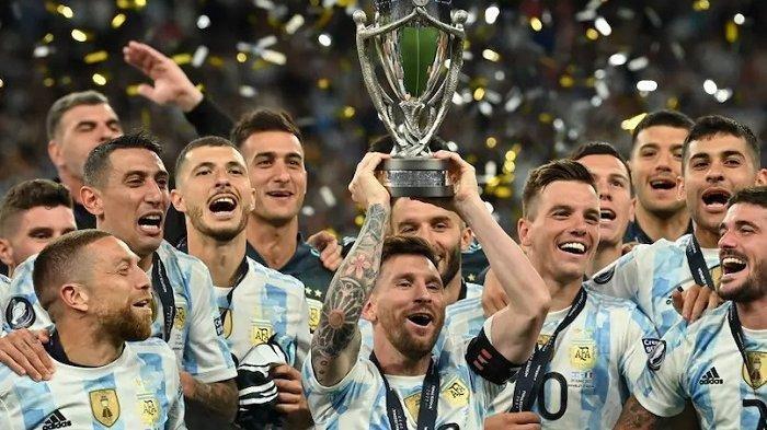 Ekspresi Lionel Messi usai Timnas Argentina mengalahkan Italia untuk mengangkat trofi Finalissima, Kamis (2/6/2022)