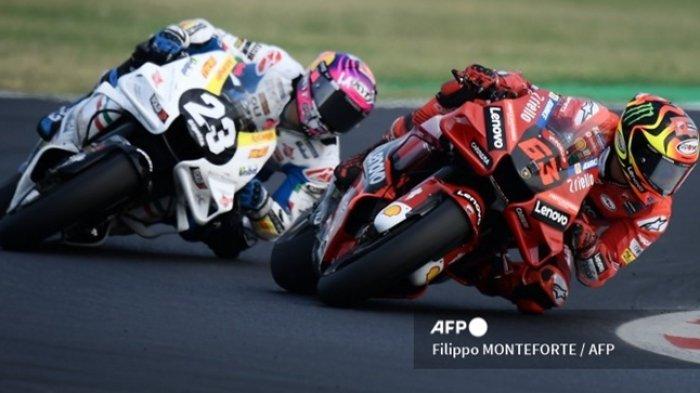 Enea Bastianini (belakang) dan Francesco Bagnaia. Kedua pembalap Ducati tersebut terlibat pertarungan sengit di MotoGP San Marino 2022, Minggu (4/9/2022).