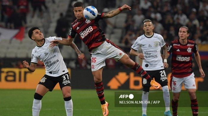Gelanadang Flamengo, Joao Gomes (tengah). Dikabarkan pemain berkebangsaan Brasil tersebut akan segera berlabuh ke AC Milan di bursa transfer Liga Italia Serie A.