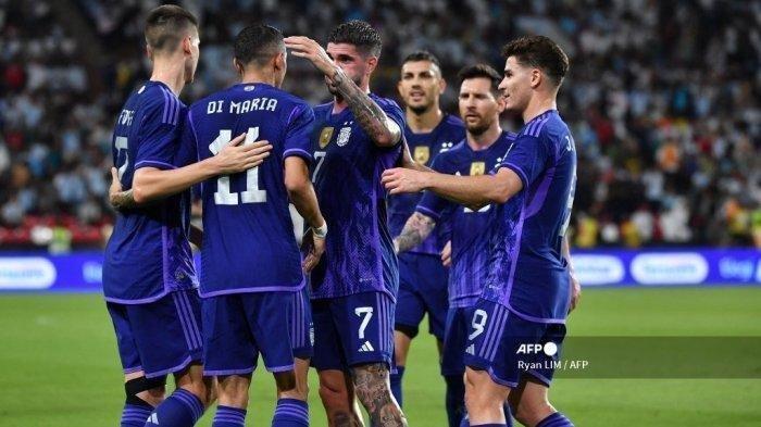 Gelandang Argentina Angel Di Maria (kedua dari kiri) merayakan dengan rekan setimnya setelah mencetak gol dalam pertandingan sepak bola persahabatan antara Argentina dan Uni Emirat Arab di Stadion Mohammed Bin Zayed di Abu Dhabi, pada 16 November 2022.