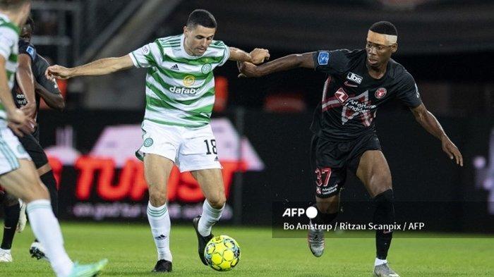 Gelandang Midtjylland, Raphael Onyedika (kanan). Terbaru, pemain berkebangsaan Nigeria itu tengah jadi incaran AC Milan melalui Paolo Maldini guna membuat skuat asuhan Stefano Pioli semakin lengkap.