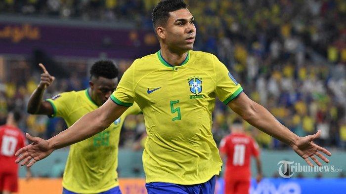 Gelandang Brasil Casemiro merayakan setelah dia mencetak gol pertama timnya selama pertandingan sepak bola Grup G Piala Dunia 2022 Qatar antara Brasil dan Swiss di Stadion 974 di Doha. Senin (28 November 2022).
