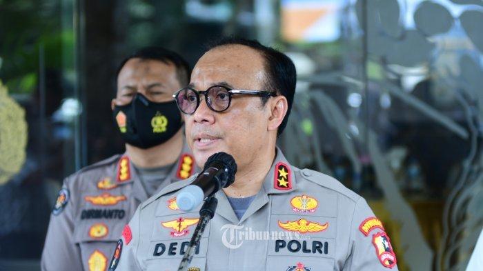 Kadiv Humas Polri, Irjen Dedi Prasetyo dalam konferensi pers di Mapolres Malang, Senin (3/10/2022) saat mengumumkan Keputusan Kapolri Jenderal Listyo Sigit Prabowo terkait pencopotan Kapolres Malang dan 9 Komandan Brimob.