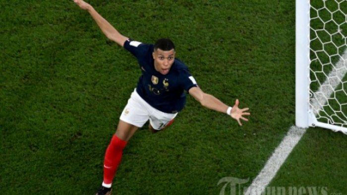 Penyerang Timnas Prancis, #10 Kylian Mbappe melakukan selebrasi usai mencetak gol kedua timnya dalam laga sepak bola Grup D Piala Dunia 2022 Qatar antara Prancis melawan Denmark di Stadion 974, di Doha, Qatar, Sabtu (26/11/2022) waktu setempat. Klasemen Piala Dunia 2022 setelah laga tadi malam. Prancis pastikan lolos ke-16 besar. Polandia teratas, Argentina jaga asa.