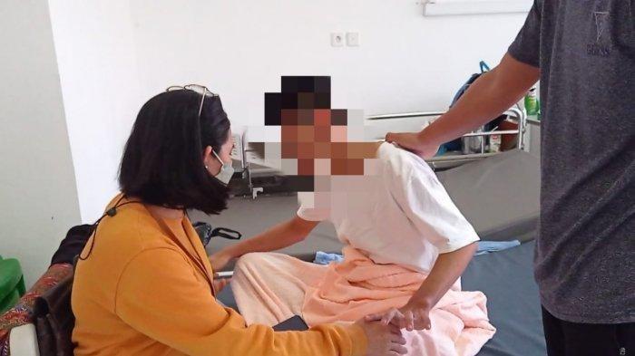 Korban pelecehan oleh mantan PSK, ketika didoakan para pembesuk yang datang menjenguknya, di RSUD Nunukan, Jumat (20/05/2022), pagi.