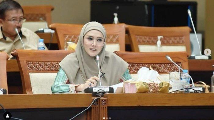 Mulan Jameela, anggota Komisi VII DPR RI. Kritik Mulan Jameela terkait konversi kompor LPG ke kompor induksi ramai di media sosial. Sejumlah warganet mendukung pernyataan istri Ahmad Dhani