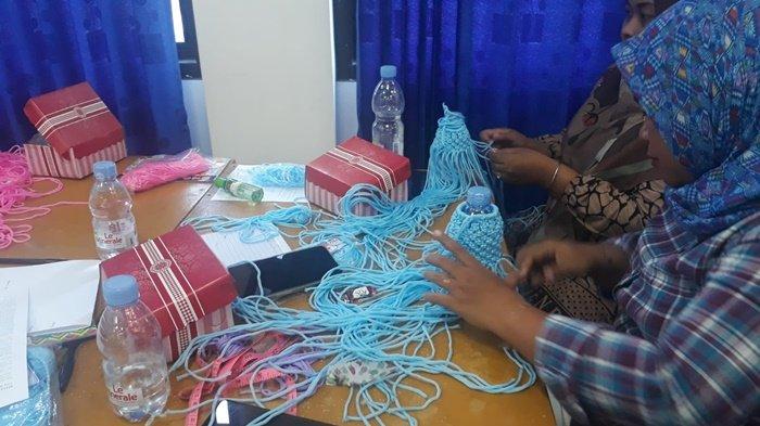 Program Pengembangan Kapasitas Usaha yang digelar PNM guna meningkatkan keterampilan kerajinan tali kur dan rajutan.