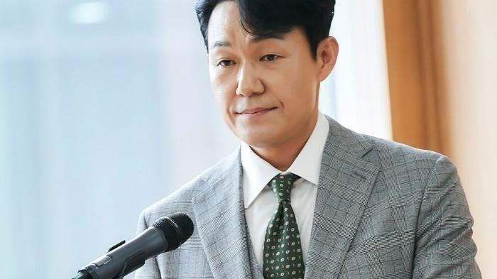 Park Sung Woong sebagai Kim Sun Joo, CEO IT bernama Silver Sung Woong