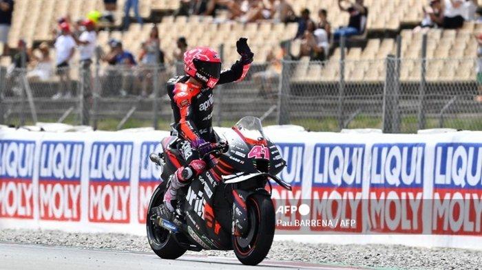 Pembalap Aprilia Racing asal Spanyol, Aleix Espargaro melambai setelah berhasil menempati pole position pada sesi kualifikasi MotoGP Catalunya 2022 di Circuit de Catalunya, 4 Juni 2022.