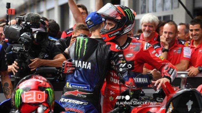 Pembalap Monster Energy Yamaha, Fabio Quartararo (kiri) dan pebalap Ducati, Francesco Bagnaia berpelukan setelah balapan di MotoGP Austria 2022 di Sirkuit Redbull Ring di Spielberg, 21 Agustus 2022. Inilah jadwal MotoGP 2022 yang akan digelar pada MotoGP Aragon, 16-18 September. (VLADIMIR SIMICEK / AFP)