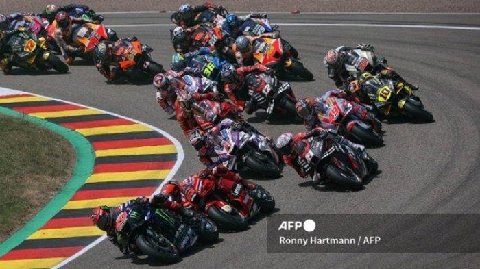 Pembalap Monster Energy Yamaha asal Prancis, Fabio Quartararo (kiri) memimpin balapan pada MotoGP Jerman 2022 lalu. Terbaru, seluruh pembalap kembali bersiap untuk menghadapi rangkaian balapan di MotoGP Belanda 2022, akhir pekan ini 24-26 Juni 2022.