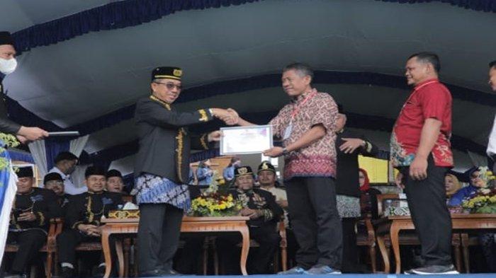 Penyerahan penghargaan kepada koperasi binaan DSN Group oleh Bupati Kutai Timur Ardiansyah Sulaiman dalam peringatan HUT ke 23 Kutai Timur