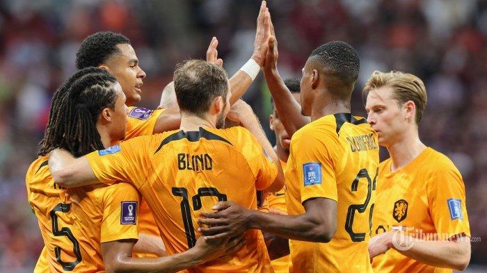 Penyerang Belanda Cody Gakpo (kedua dari kiri) merayakan gol pembuka bersama rekan satu timnya selama pertandingan sepak bola Grup A Piala Dunia 2022 Qatar antara Belanda dan Qatar di Stadion Al-Bayt di Al Khor, utara Doha pada 29 November 2022 . (Photo by KARIM JAAFAR / AFP)