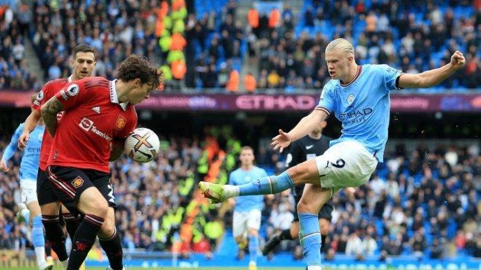 Penyerang Manchester City Erling Haaland melepas tembakan kontra Man United pada lanjutan laga Liga Inggris di Stadion Etihad, Manchester, Minggu (2/10/2022).