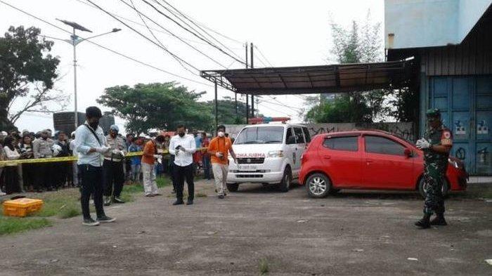 Petugas melakukan olah TKP penemuan mayat perempuan terbakar dalam mobil Daihatsu Ayla di kawasan Jalur Pantura, Mundusari, Kecamatan Pusakanagara, Subang, Kamis (8/12/2022).