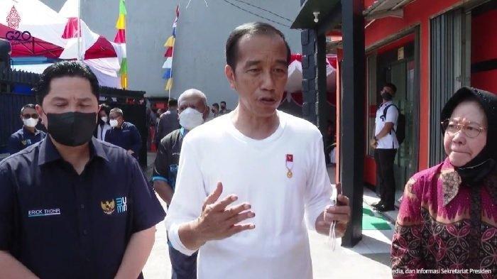 Presiden Jokowi (Tengah) didampingi Menteri BUMN Erick Thohir (Kiri) dan Mensos Tri Rismaharini (Kanan) usai menyerahkan BLT BBM di Jayapura, Rabu (31/08/2022). Penyaluran tersebut sebagai langkah awal pembagian 3 jenis bansos tambahan yang sebelum digagas oleh pemerintah, yakni BLT, BSU, dan Perlinsos.