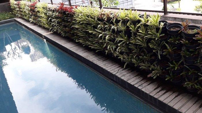 Rumah pribadi Ridwan Kamil yang biasa disebut rumah botol, terletak di Jalan Cigadung Selatan VII no 28a, Bandung.