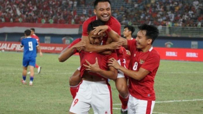 Seleberasi penyerang Timnas Indonesia, Dimas Drajad seusai membobol gawang Nepal pada pertandingan Kualifikasi Piala Asia 2023 di Jaber Al-Ahmad International Stadium pada Rabu (15/6/2022) dini hari WIB.