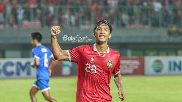 Selebrasi pemain timnas U-19 Indonesia, Rabbani Tasnim Siddiq, setelah penaltinya sukses membuka skor dalam laga melawan Filipina di Grup A Piala AFF U-19 2022, Jumat (8/7/2022) di Stadion Patriot Candrabhaga, Bekasi.