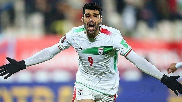 Striker Timnas Iran Mehdi Taremi merayakan golnya.