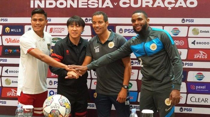 Timnas Indonesia dan Curacao usai menggelar konferensi pers.