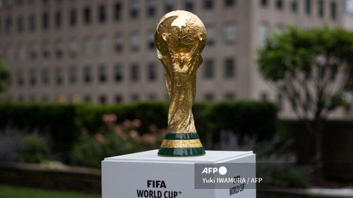 Trofi Piala Dunia FIFA ditampilkan dalam sebuah acara di New York setelah pengumuman terkait penyelenggaraan Piala Dunia FIFA 2026, pada 16 Juni 2022. Selain jadwal Piala Dunia 2022, inilah hasil analisa super komputer mengenai prediksi negara yang bakal jadi juara dunia. (Yuki IWAMURA / AFP)