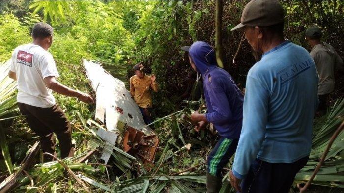 Warga menemukan bangkai sayap pesawat tempur T-50i Golden Eagle berikut dengan beberapa potongan yang diduga tubuh sang pilot.