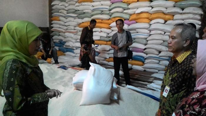 Gudang Bulog Kaltimtara di Jl Mayjen Sutoyo No 10 Gunung Malang Klandasan Ilir, Balikpapan, Kalimantan Timur, Jumat (26/2/2016).