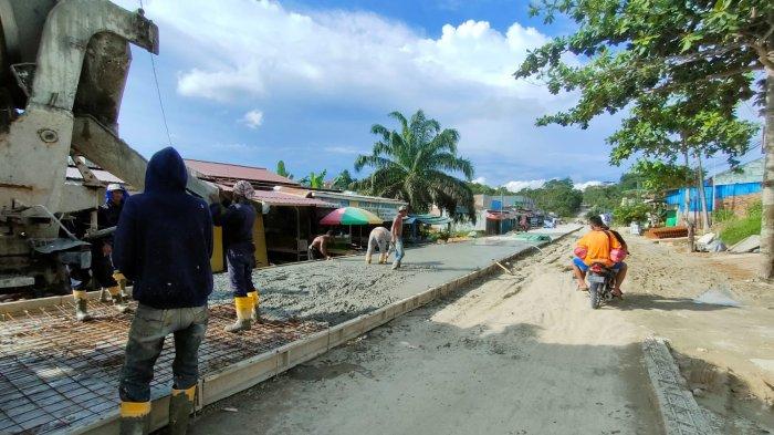 Keadaan cuaca cerah di Jalan Raya Taman Sari, mengarah ke kawasan Gala Puncak, Pesona Bukit Batuah, Kelurahan Graha Indah, Kecamatan Balikpapan Utara, Kota Balikpapan, Kalimantan Timur pada Minggu 20 November 2022.