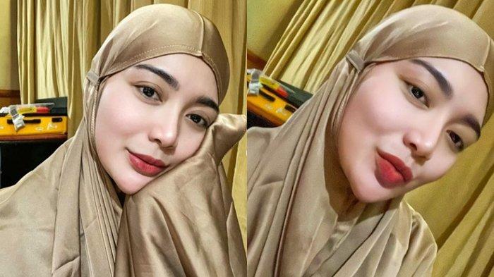 Wika Salim pakai mukena.