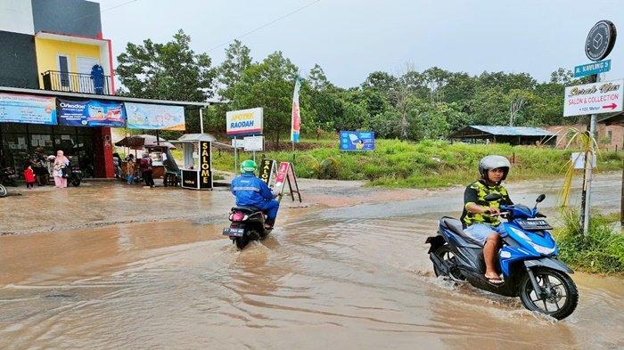 Kondisi jalan rusak saat hujan deras di Jalan Taman Sari arah ke Gala Puncak, Kelurahan Graha Indah, Kecamatan Balikpapan Utara, Kota Balikpapan, Kalimantan Timur pada Minggu (4/9/2022) siang.
