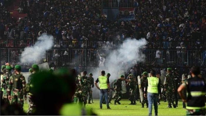 Kerusuhan di Stadion Kanjuruhan Malang pasca pertandingan antara Arema FC versus Persebaya Surabaya yang menyebabkan 127 nyawa melayang, menjadi catatan kelam dunia persepakbolaan Tanah Air, Sabtu (1/10/2022) tadi malam. SURYA/PURWANTO