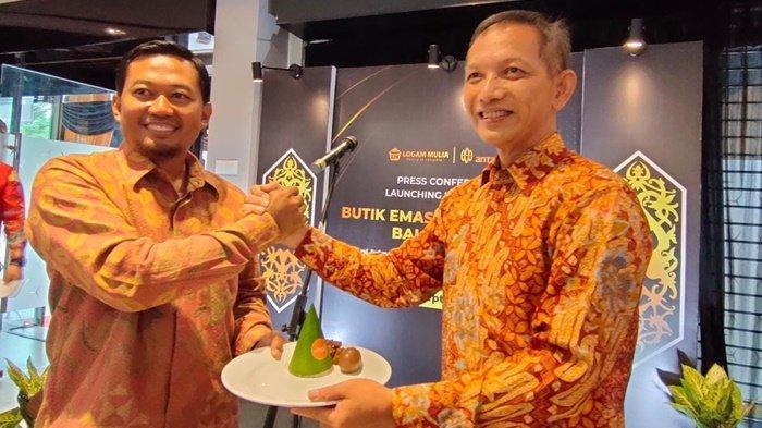 Pemotongan tumpeng sebagai tanda peresmian lokasi baru Butik Emas Logam Mulia (BELM) di kawasan BSB, Selasa (20/9/2022) hari ini.