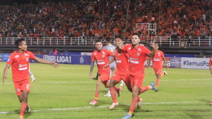 Matheus Pato melakukan selebrasi gol bersama Hendro Siswanto, Muhammad Nur Hardianto, Stevano Lilipaly, Javlon Guseynov, Terens Puhiri, pada pertandingan Liga 1 kontra Persebaya di Stadion Segiri Samarinfa Kalimantan Timur, Jumat(19/8/2022) lalu. Dua gol Matheus Pato memberikan kemenangan bagi Borneo FC Samarinda dengan skor 2-1. TRIBUNKALTIM.CO/NEVRIANTO HARDI PRASETYO