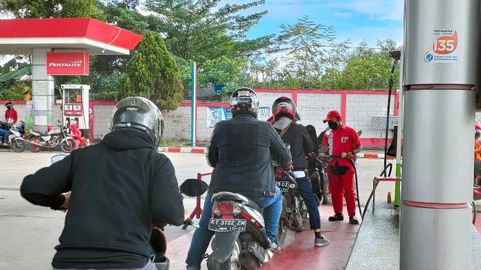 Antrean konsumen mengisi BBM di SPBU Balikpapan Utara, Kota Balikpapan, Provinsi Kalimantan Timur.