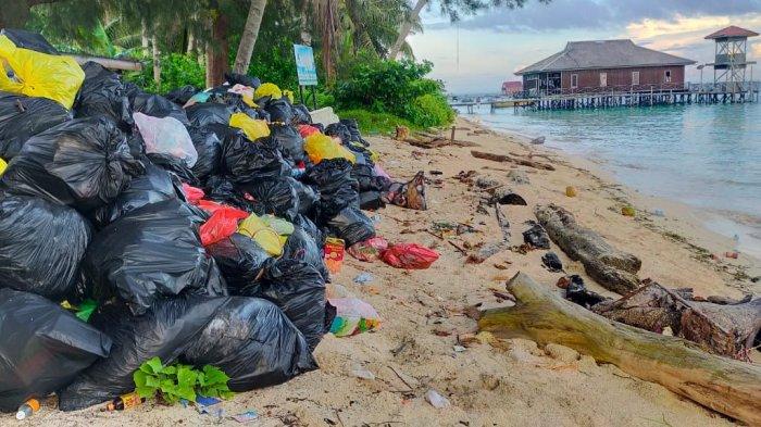 Sampah menumpuk di kawasan wisata Pulau Derawan, Kabupaten Berau, Kalimantan Timur pada Kamis 5 Mei 2022.