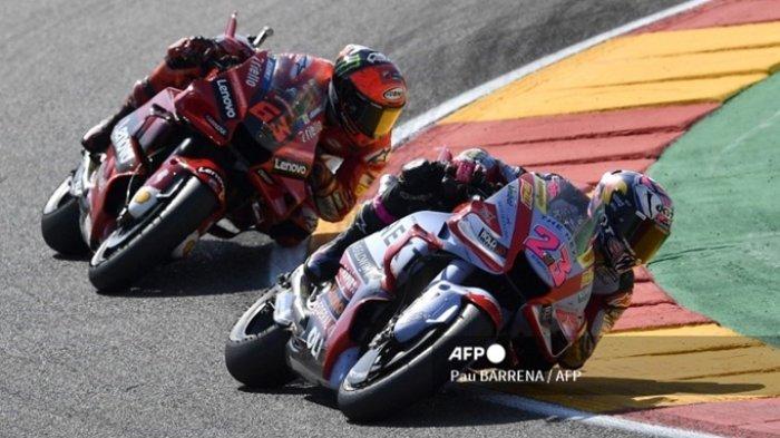 Enea Bastianini (depan) dan Francesco Bagnaia. Berita MotoGP terbaru, bos Ducati kembali dibuat murka oleh Bastianini karena mengalahkan Bagnaia di MotoGP Aragon 2022.