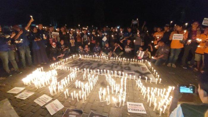 Para suporter bola di Kota Samarinda menggelar aksi belasungkawa atas Tragedi Kanjuruhan di kawasan Stadion Segiri Samarinda, Senin (3/10/2022) malam.