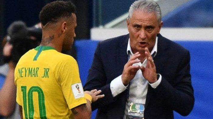 Pelatih Brasil, Tite (kanan), berbicara kepada Neymar dalam laga babak 16 besar Piala Dunia 2018 kontra Meksiko di Samara Arena, Samara, Rusia pada 2 Juli 2018.