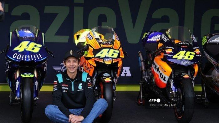 Pembalap Yamaha-SRT Italia Valentino Rossi berpose dengan motornya pada 11 November 2021 di arena pacuan kuda Ricardo Tormo di Cheste, menjelang Grand Prix MotoGP Valencia. Seorang ikon olahraga memasuki masa pensiun pada 14 November 2021 di MotoGP Valencia di mana nama juara dunia sembilan kali Valentino Rossi akan menghiasi grid untuk terakhir kalinya.